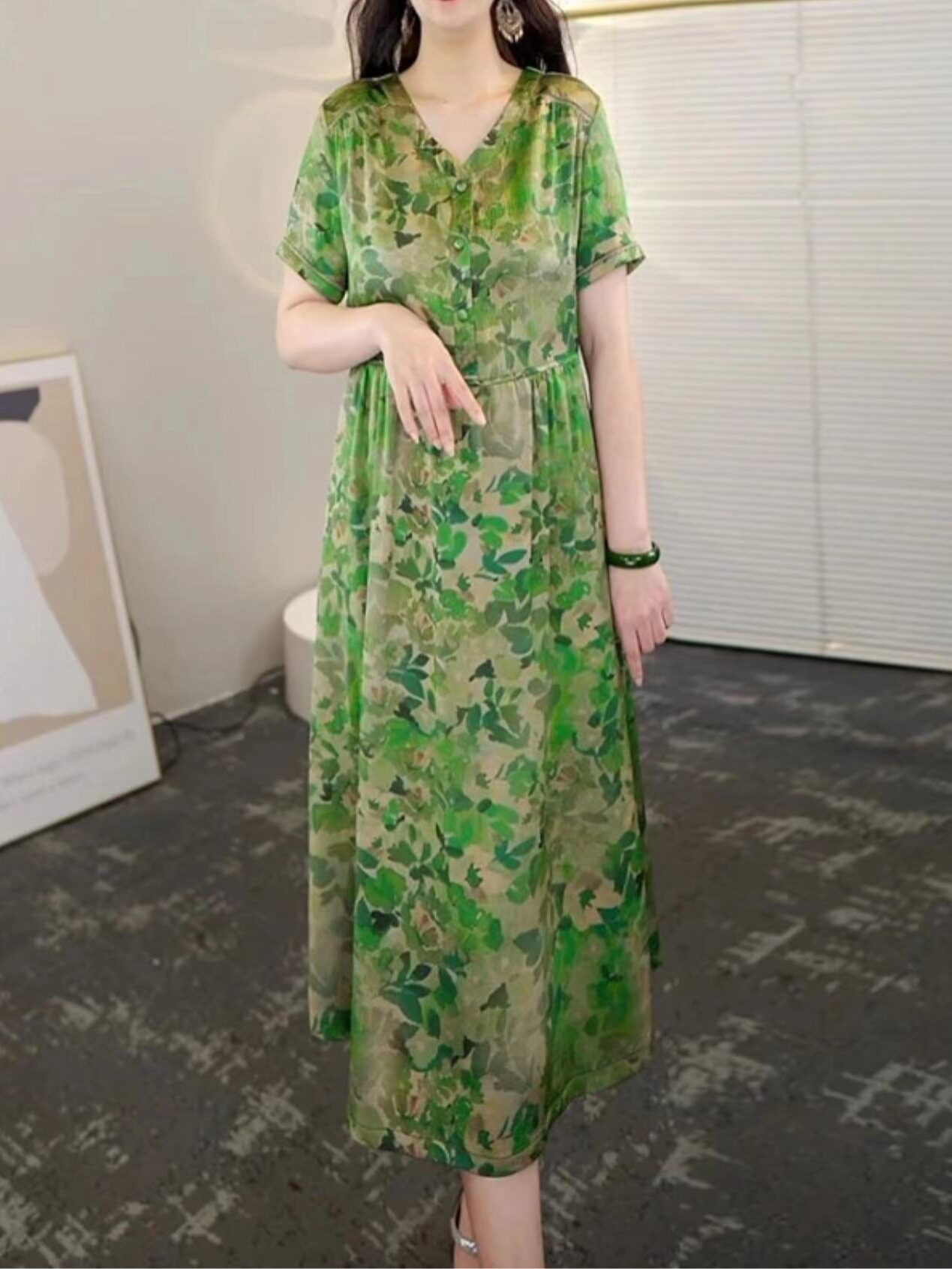 高端缎面大牌连衣裙女气质夏季2024新款温柔风显瘦洋气妈妈装裙子