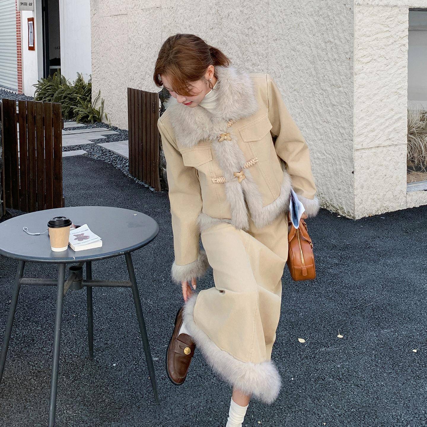 卡其色高0级感仿皮毛一体装裙女2D078-Y3325毛绒拼接短套外半身裙