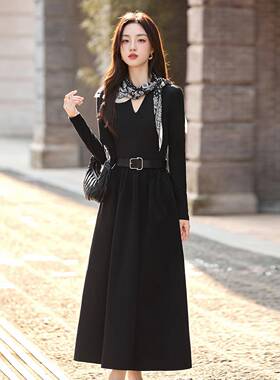 女显神范黑色连衣裙2ZAI8120Q025新款秋季别致印花丝气装质巾女瘦