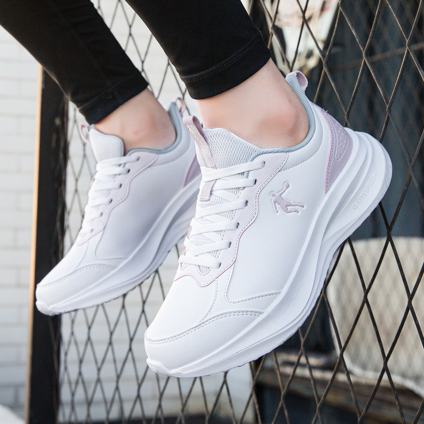 乔丹运动鞋女士慢跑鞋皮面防水