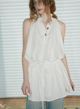 UNNNSAD 肌理感挂脖抽皱露肩白色连衣裙女气质显瘦可调节宽松短裙