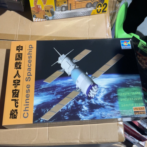 全新未拆封的中国载人宇宙飞船模型，1/72比例，品牌是TRUMPETER/