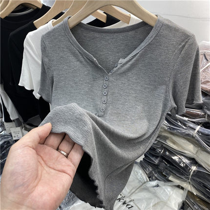 欧货V领纯色短袖T恤女纽扣设计感弹力螺纹修身木耳边短款小衫上衣