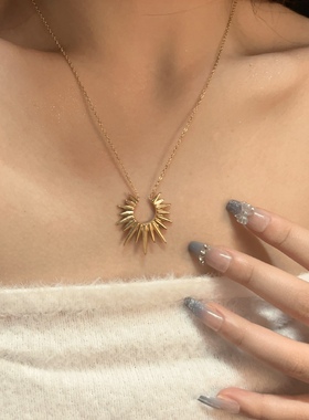 复古轻奢玫瑰花太阳吊坠项链女式百搭不易掉色锁骨链钛钢材质礼物