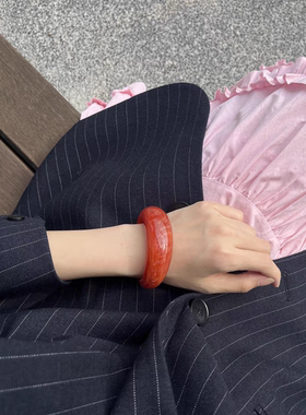 欧美新款橘红色亚克力手镯女小众设计感高级气质复古过年C圈手饰