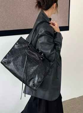 2025新款高版本机车包黑色腋下托特包大容量铆钉设计单肩包