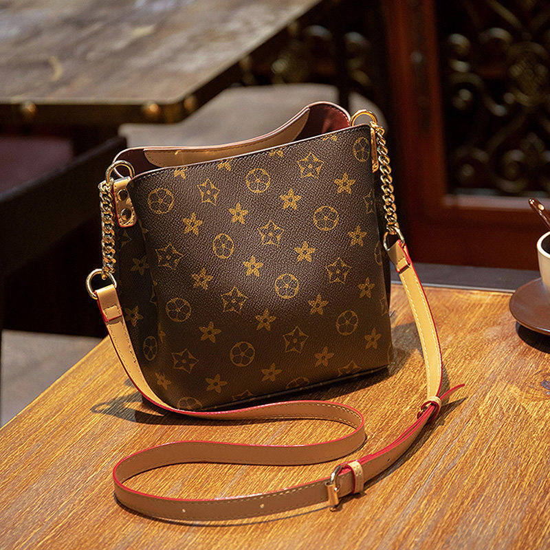 CATELLES2020新款女式斜挎包小巧时髦百搭大容量水桶包单肩女包