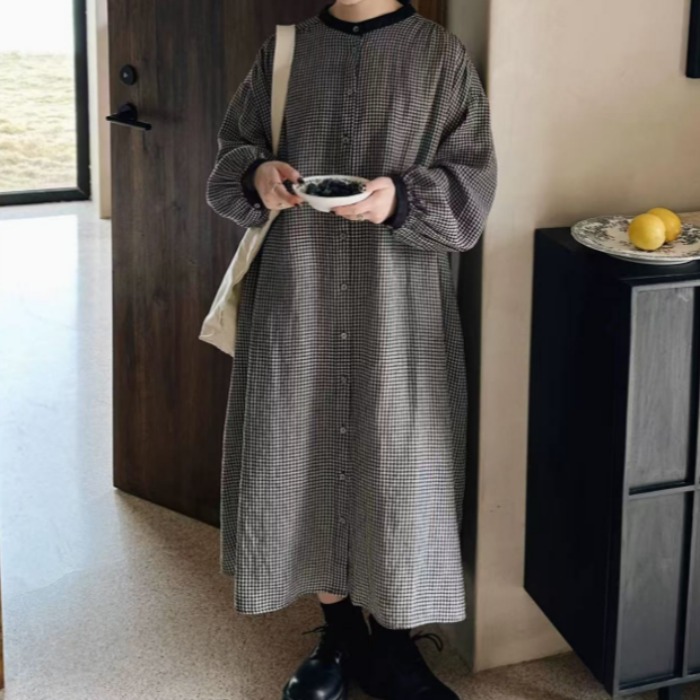 早秋日系大码女装娃娃裙森系褶皱格子连衣裙胖MM宽松复古风排扣裙