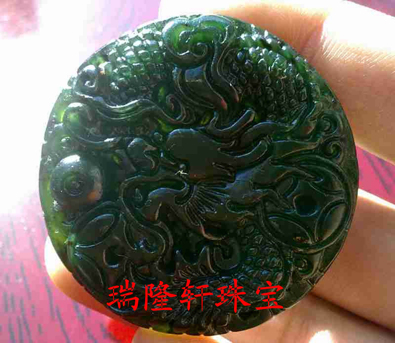 新疆和田墨玉生肖龙玉石挂件墨绿蛇纹石玉龙戏珠吊坠玉牌子玉坠