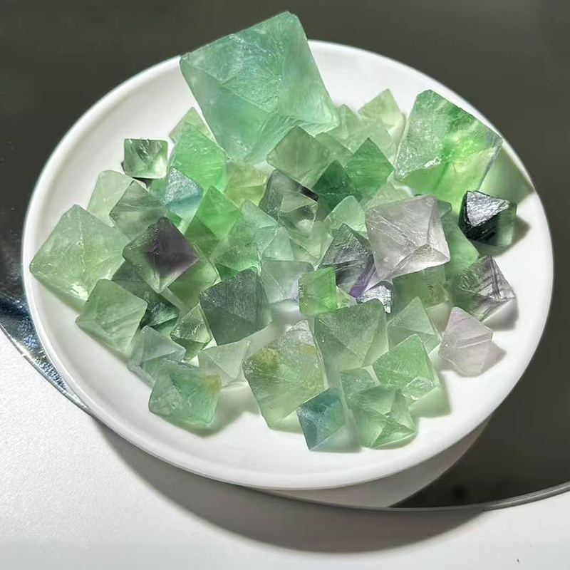 天然萤石八面体原石摆件绿色矿石标本彩色宝石diy手链吊坠