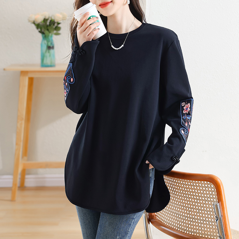 圆领刺绣棉质长袖T恤2025秋冬新款中长打底落肩上衣女宽松，女装大码女装，衣嘉衣服饰
