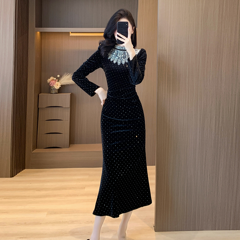 秋冬新款重工烫钻钉珠修身丝绒高级感鱼尾连衣裙，女装连衣裙，衣嘉衣服饰