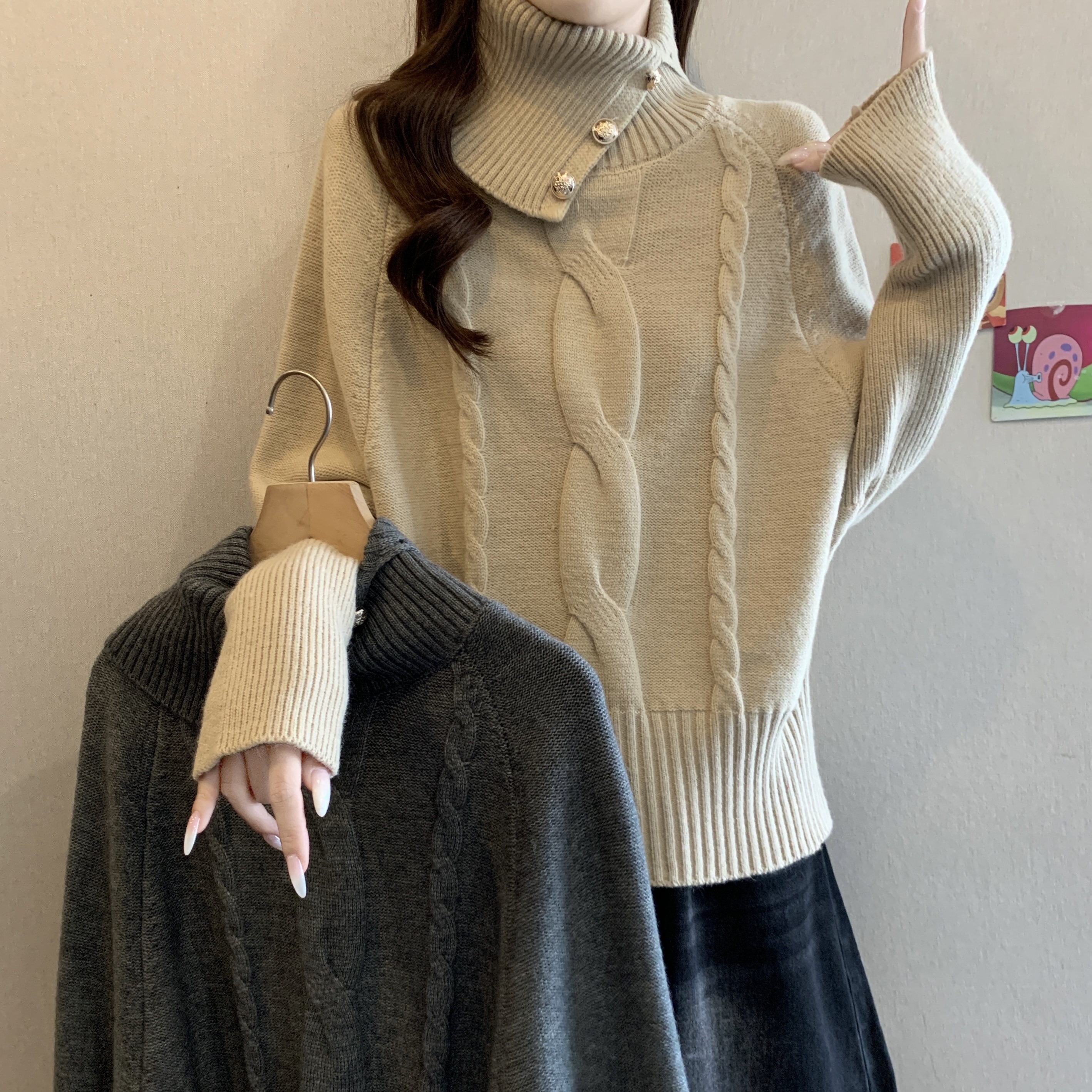 高级感斜边翻领麻花毛衣女冬新款胖MM设计感时尚百搭显瘦加厚上衣，女装大码女装，衣嘉衣服饰