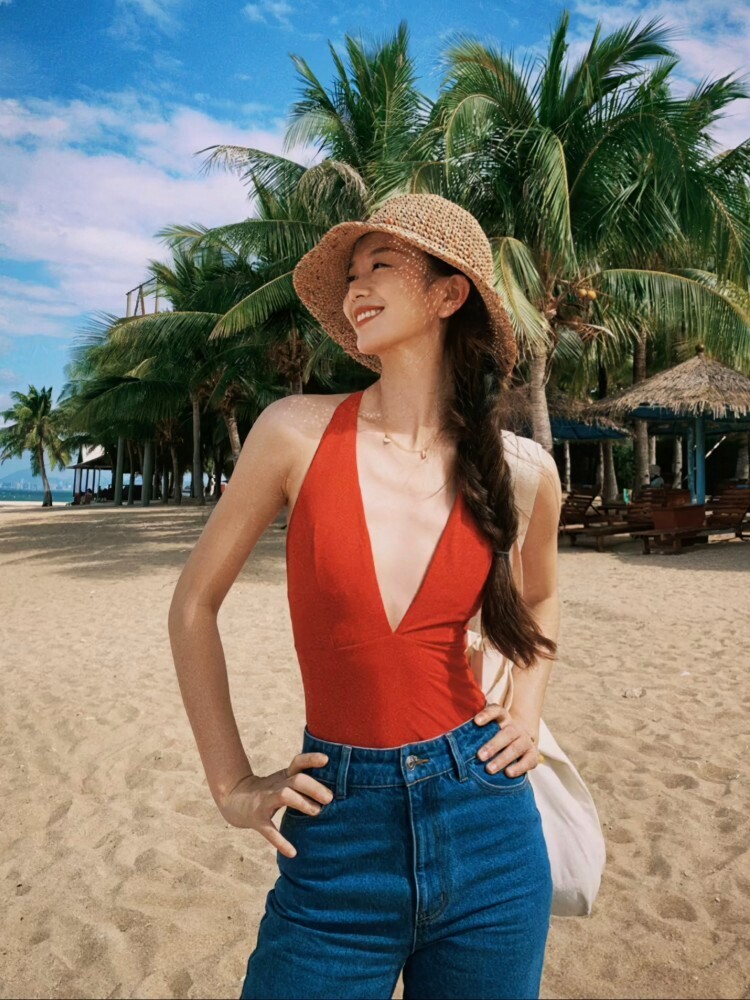 ins复古连体港风性感红色辣妹深V领泳衣女显瘦遮肚泡温泉度假泳装