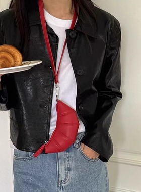 网红爆款时尚设计感小众皮革牛角包挂脖长款挂绳零钱包挂饰毛衣链