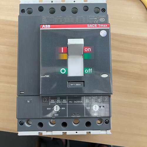 ABB断路器T4N250 3P 250A 现货一台  全新的
