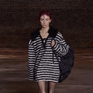 24ans 亲肤羊卷毛慵懒高级感黑白条纹女针织毛衣 毛领可拆卸
