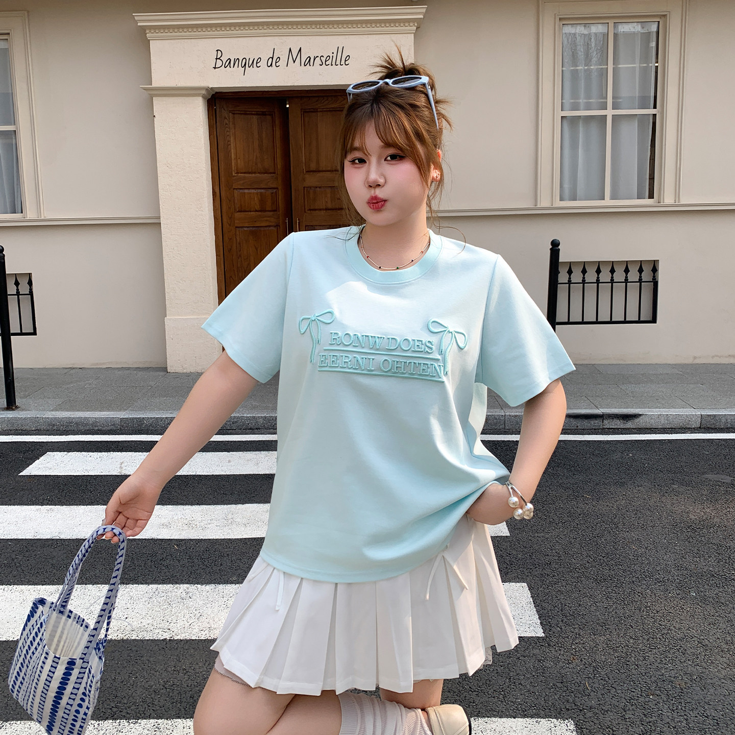 YUZI鱼子刺绣短袖T恤蝴蝶结字母清新蓝宽松遮肉上衣微胖大码女装