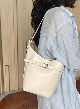 2025新款简约百搭单肩斜挎包女时尚休闲小方包链条锁扣腋下包高级