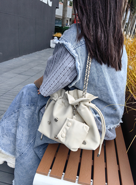2025新款简约百搭单肩斜挎包女时尚休闲小方包链条锁扣腋下包高级