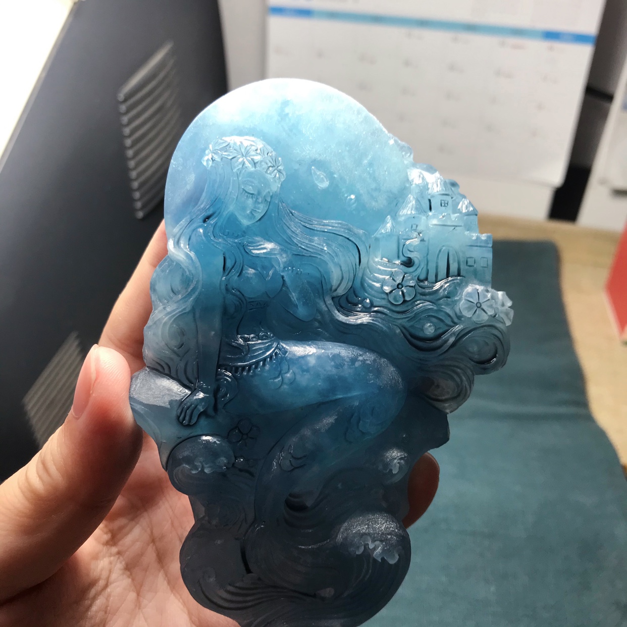 海蓝宝苏工雕刻美人鱼大摆件搭配白水晶浪花底座