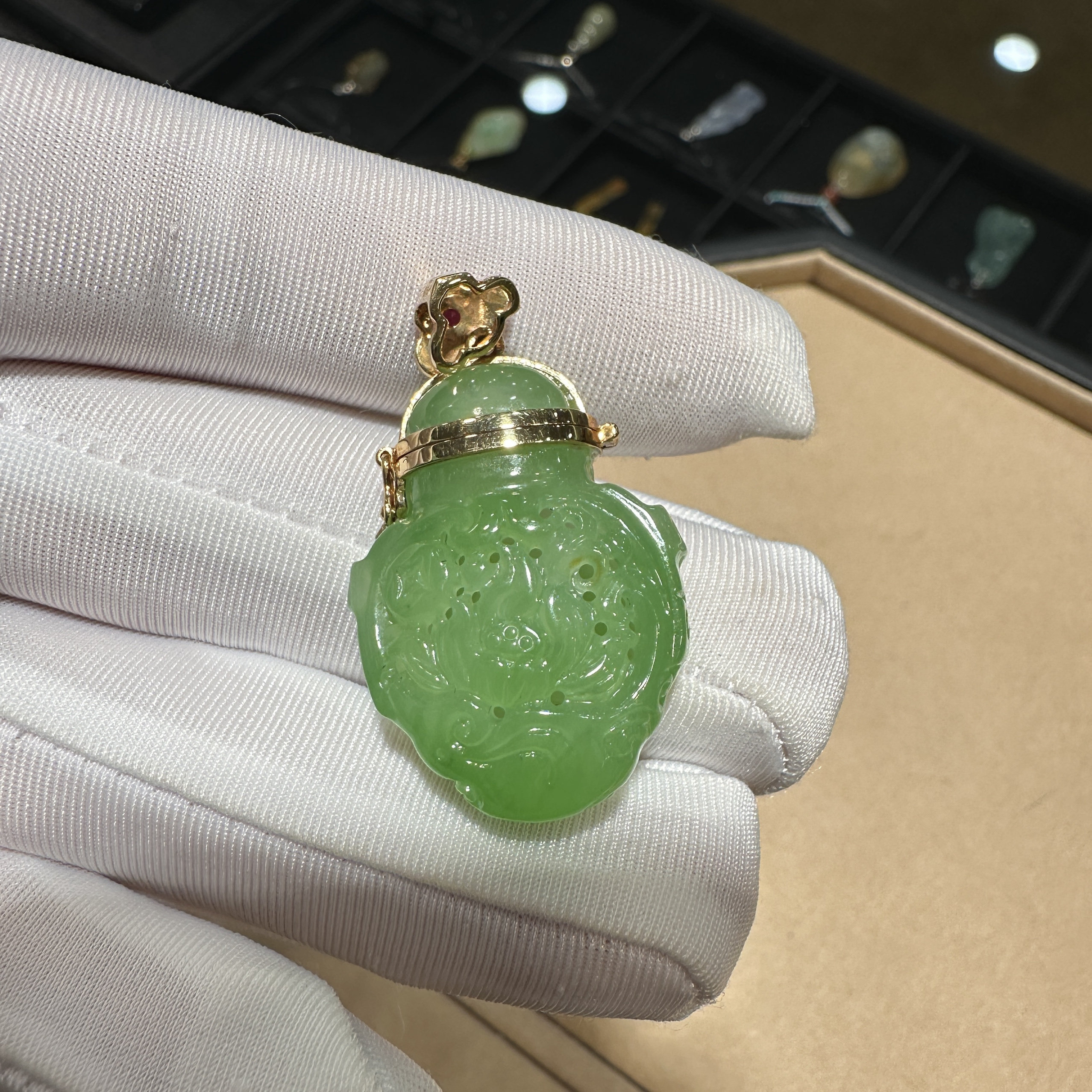 卡23×38mm18k镶嵌和田玉碧玉苹果绿香囊可放沉香