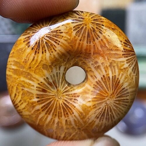 天然珊瑚玉就是大花平安扣，喜欢可以私聊