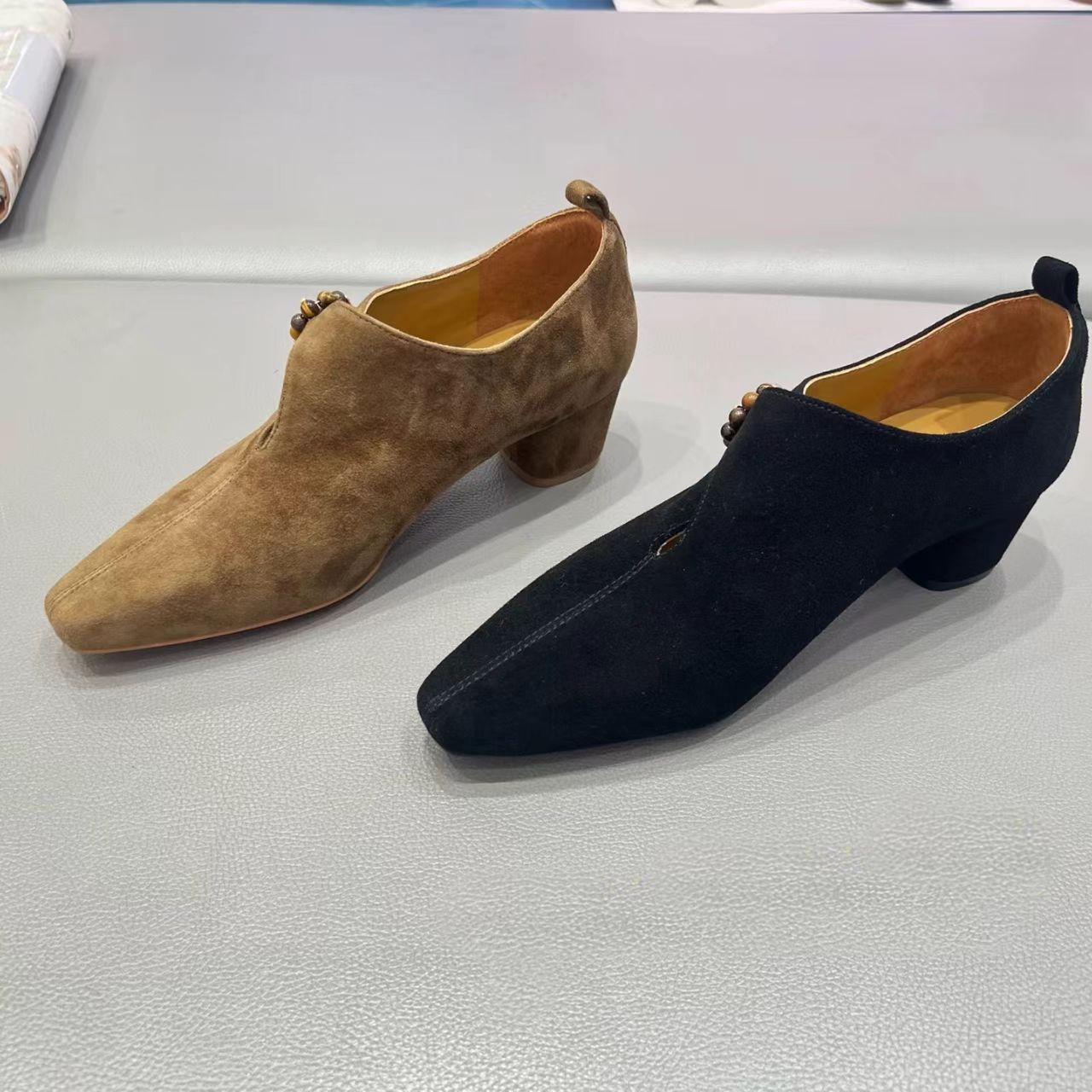 新品上市2025秋冬商场同款羊绒面老钱风虎眼石针扣粗跟深口单鞋女