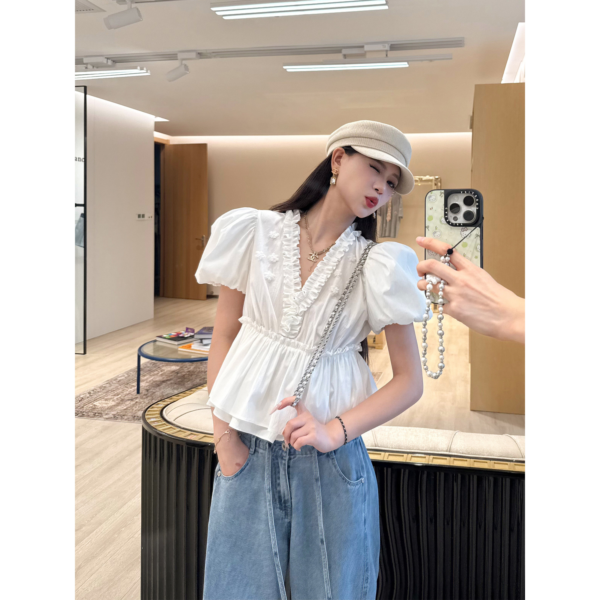 NancyCavally专柜款挺括微皱肌理棉纱 减龄荷叶边V领泡泡袖上衣