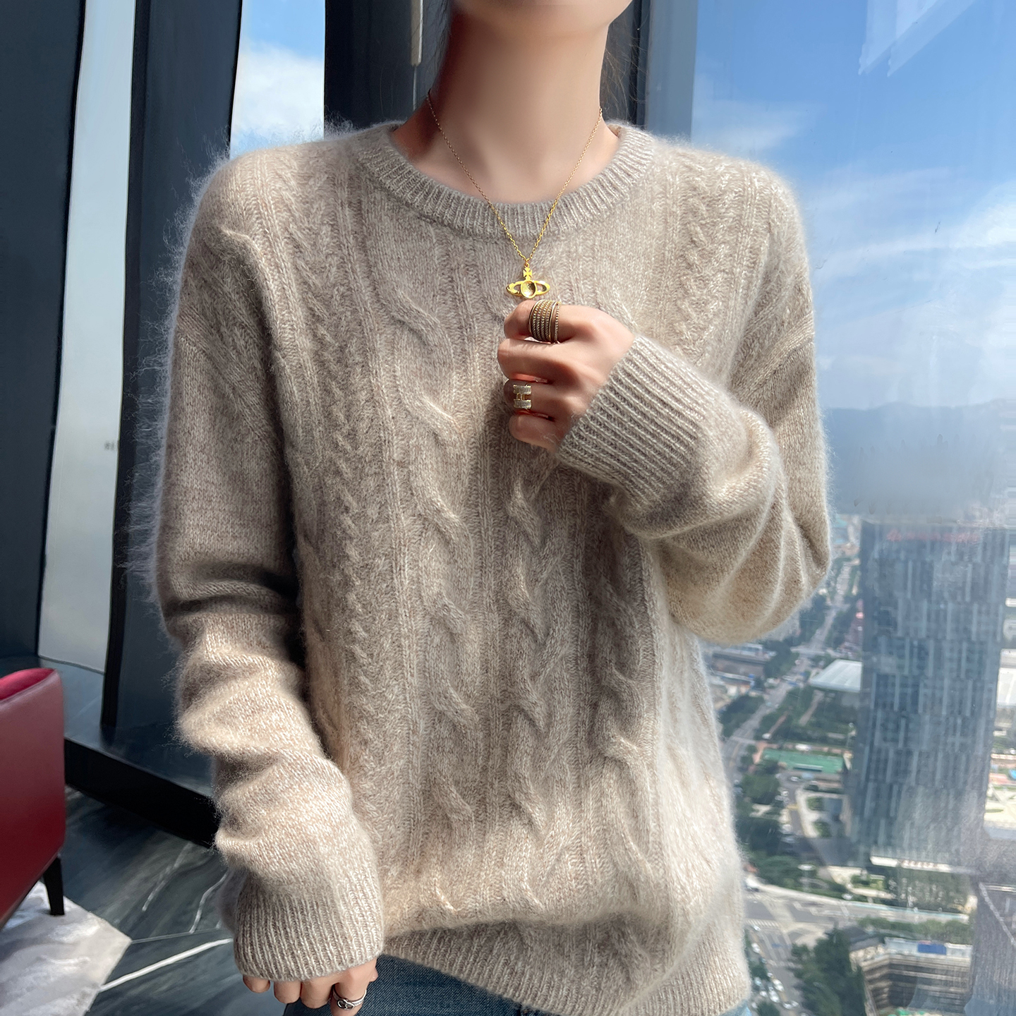 慵懒风交叉扭花羊绒衫女