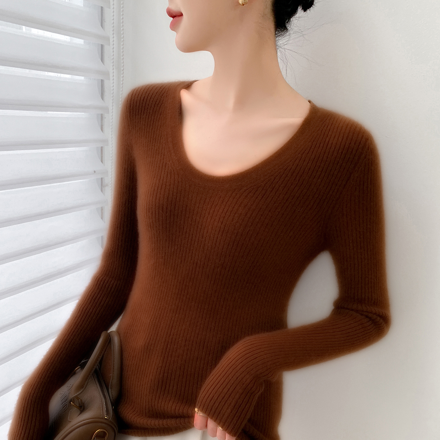 气质大U领100纯羊绒修身毛衣