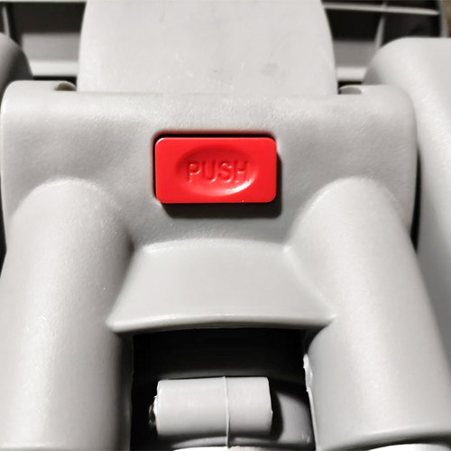 QBOX儿童拉杆箱遛娃车后侧开关红色按键