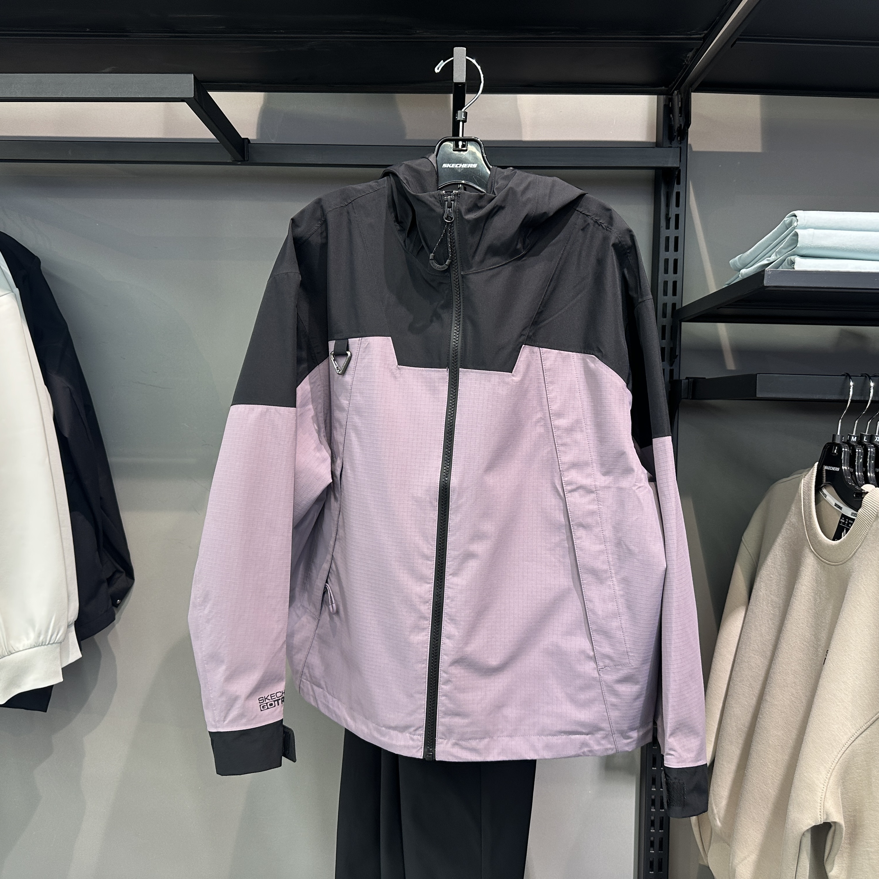 Skechers斯凯奇女款户外撞色防水防风耐磨运动连帽冲锋衣P325W122