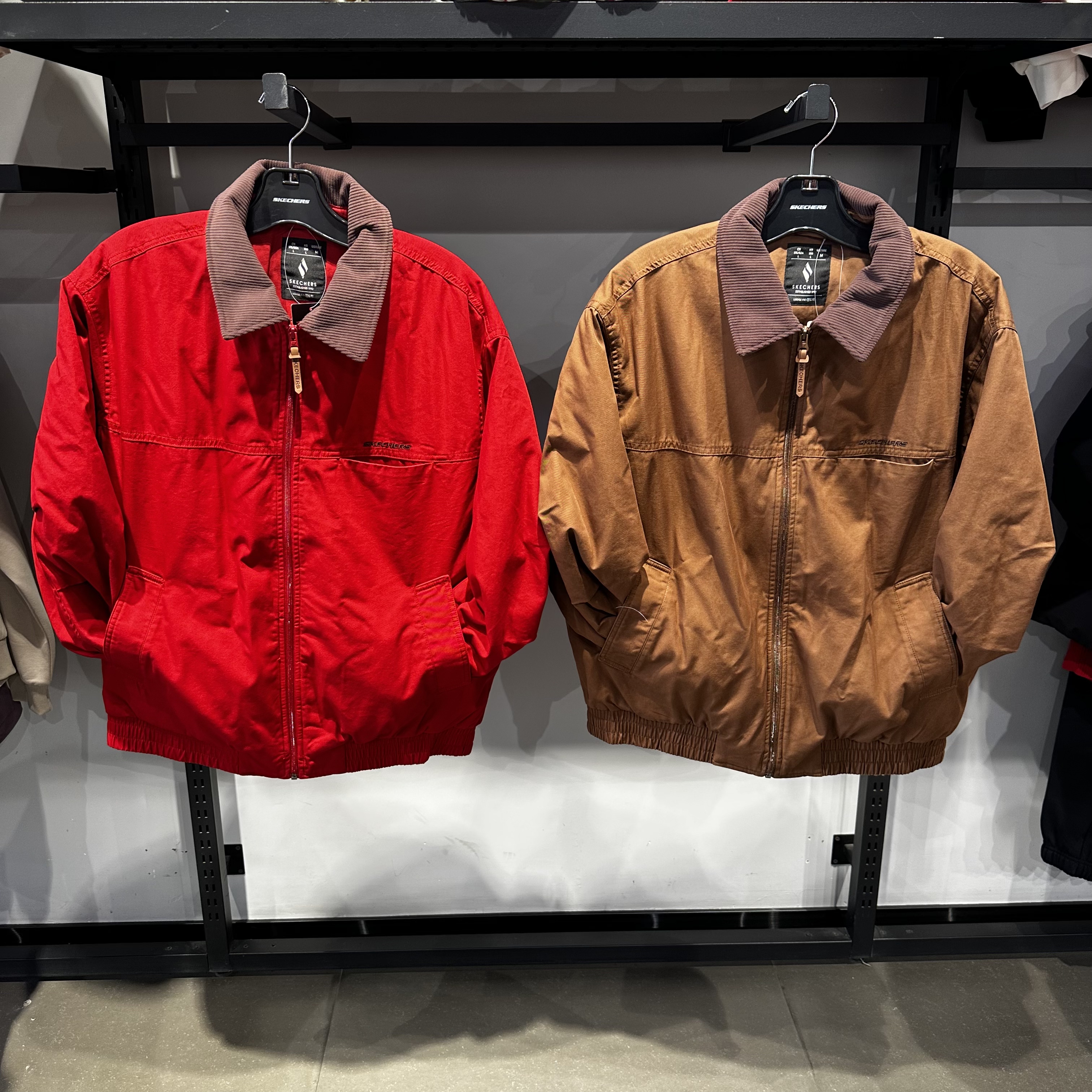 Skechers斯凯奇2026新款纯色时尚翻领宽松梭织裥棉外套L126U001