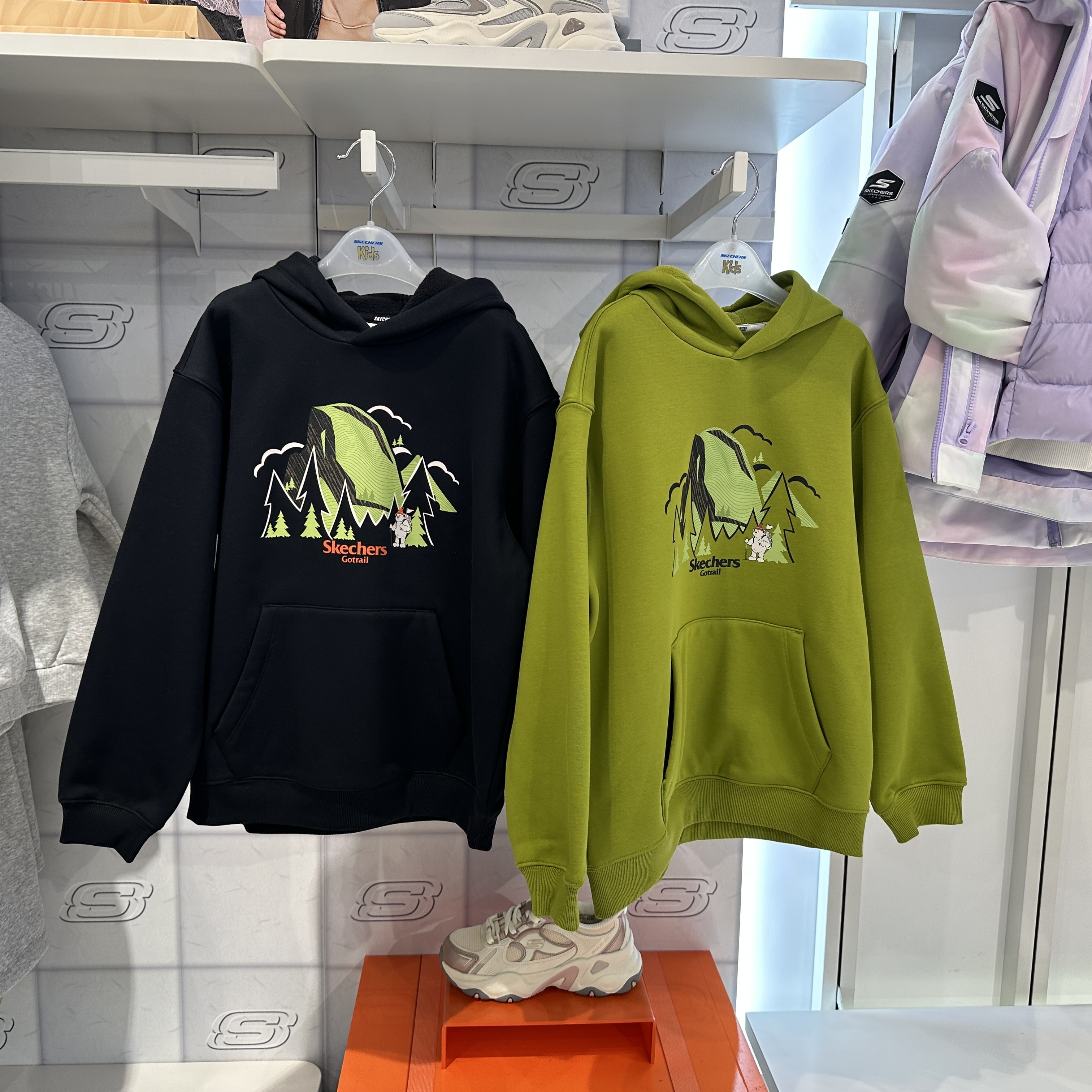 Skechers斯凯奇秋冬男童加绒保暖抗菌亲肤宽松连帽卫衣P425B048