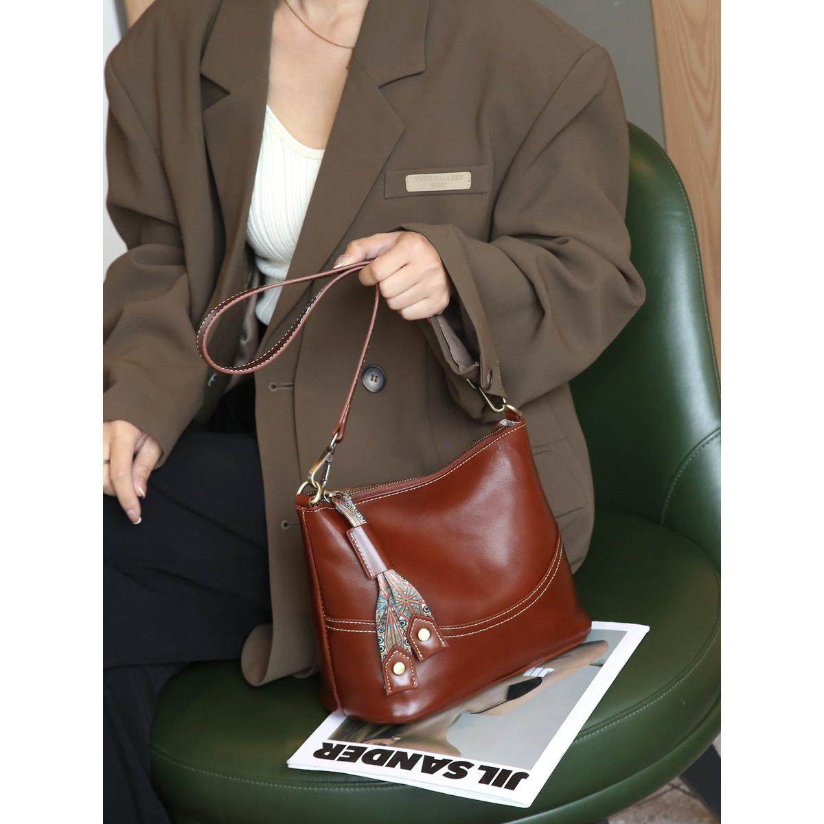 真皮腋下包女2025新款通勤百搭宽带牛皮女包复古单肩斜挎包水桶包,箱包皮具/热销女包/男包,腋下包,淘宝优惠券,粉丝福利购,淘宝优惠卷