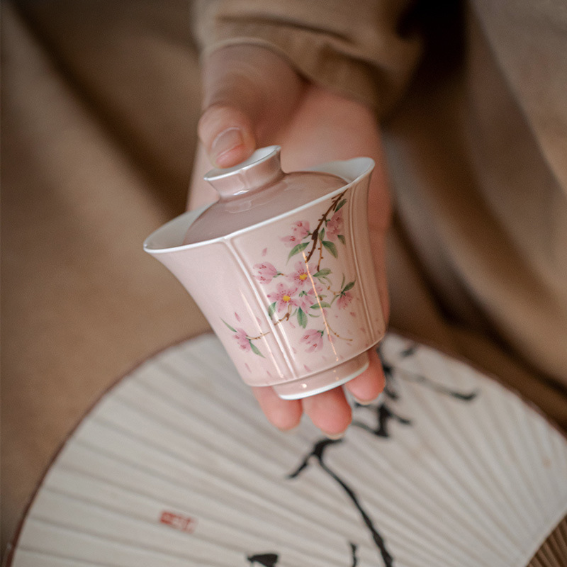 花瓣盖碗釉下彩手绘桃花粉色茶杯