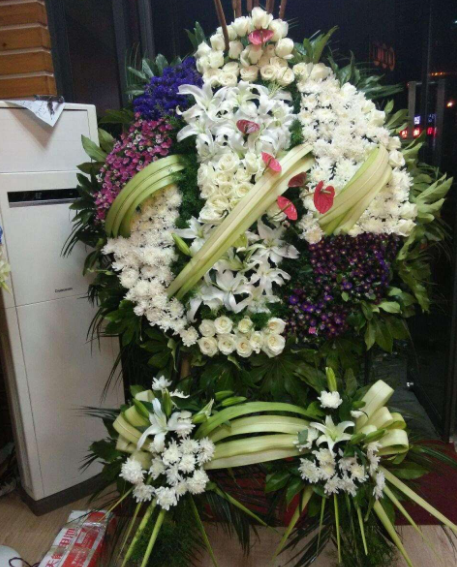 宜宾翠屏区市政府广场沃尔玛梅西百货东大门鲜花店速递白事花圈