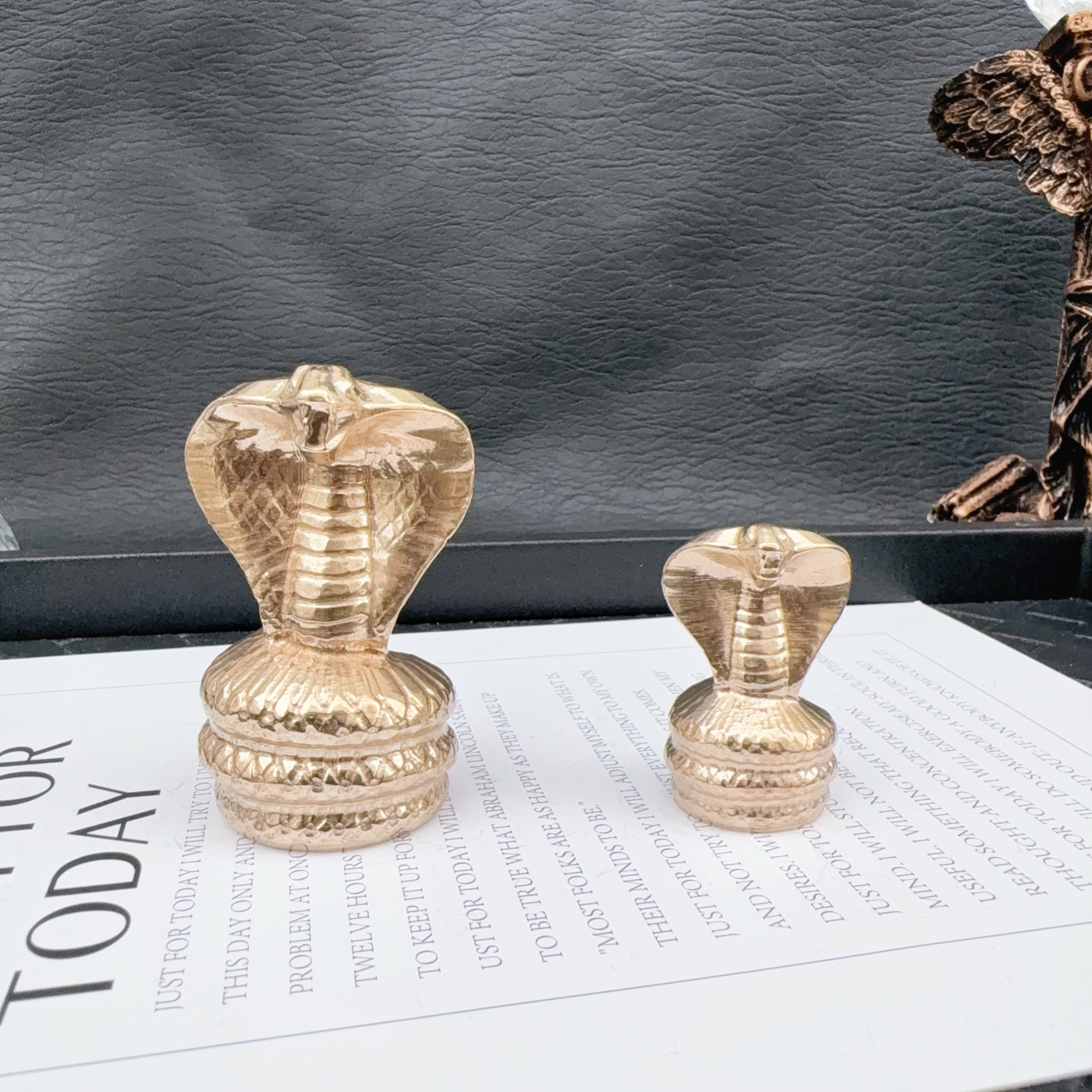 天然水晶黄铜矿铁矿石愚人金pyrite原石打磨雕刻眼镜蛇生肖摆件