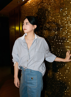 法式2026早春金扣饰浅蓝色贴袋高腰垂顺棉质阔腿牛仔裤女士