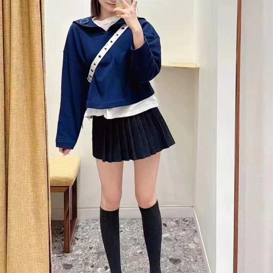 法单小众2025春季新款纯色俏皮海军领花朵徽章设计短款少女卫衣