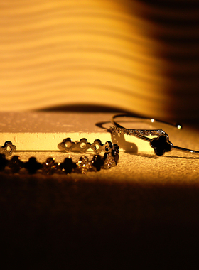 镀真金黑色四叶草锆石手环小众