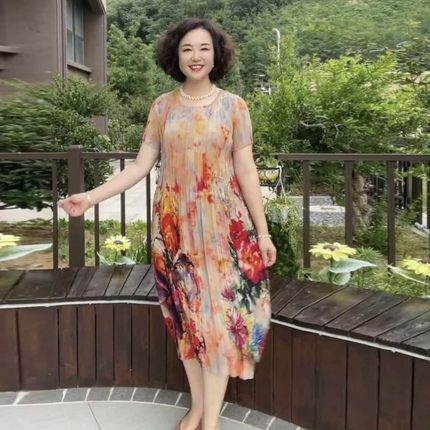 夏季连衣裙2025新款中老年妈妈真丝褶皱薄款裙子中长款粉色宽松版