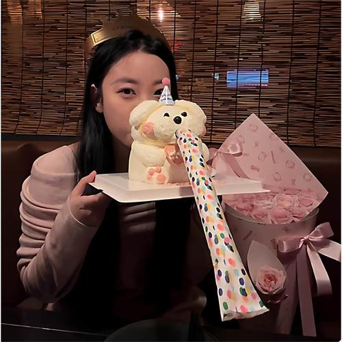 吹哨子的蛋糕卷玩具可伸