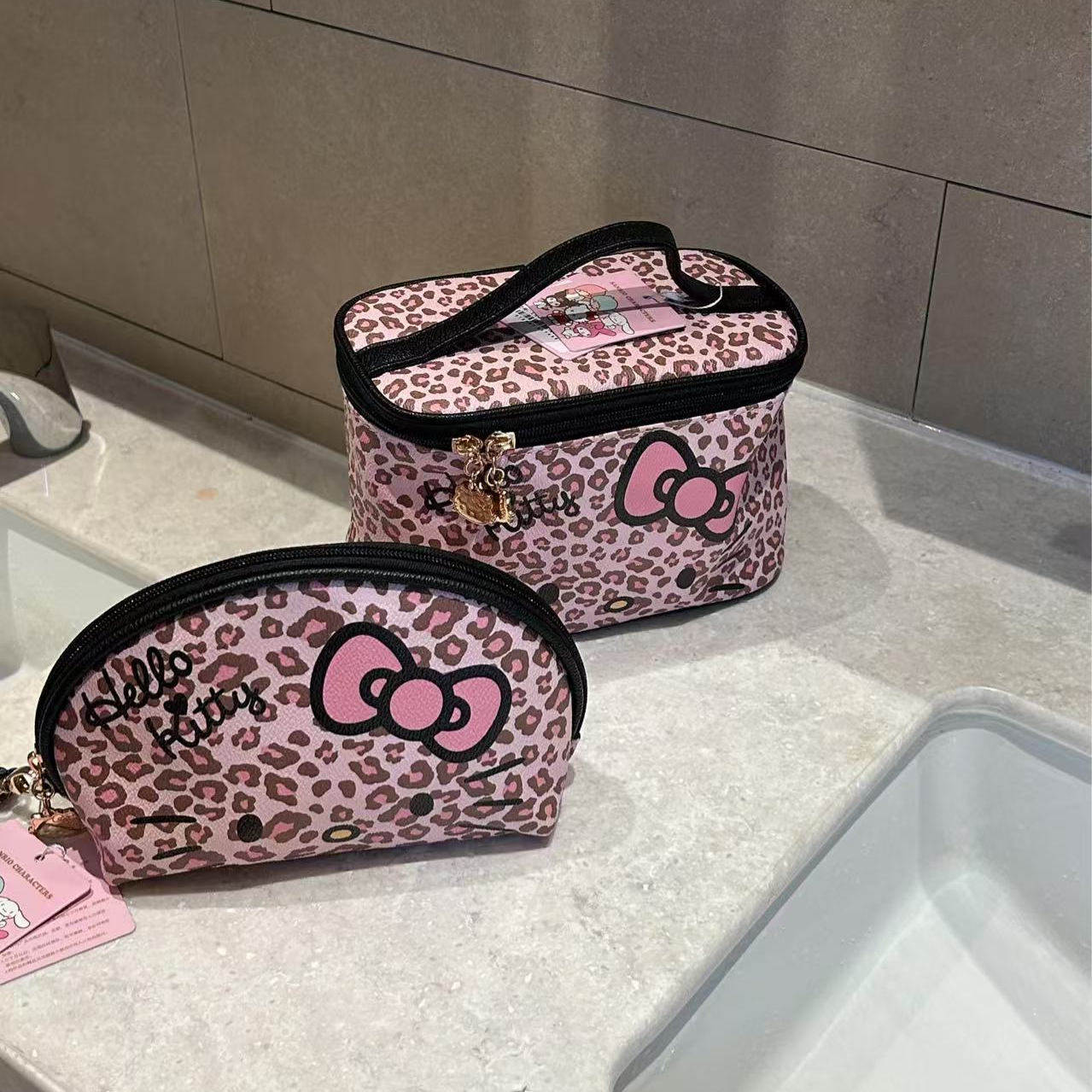 三丽鸥正版HelloKitty凯蒂猫化妆包豹纹大容量便携新款收纳洗漱包