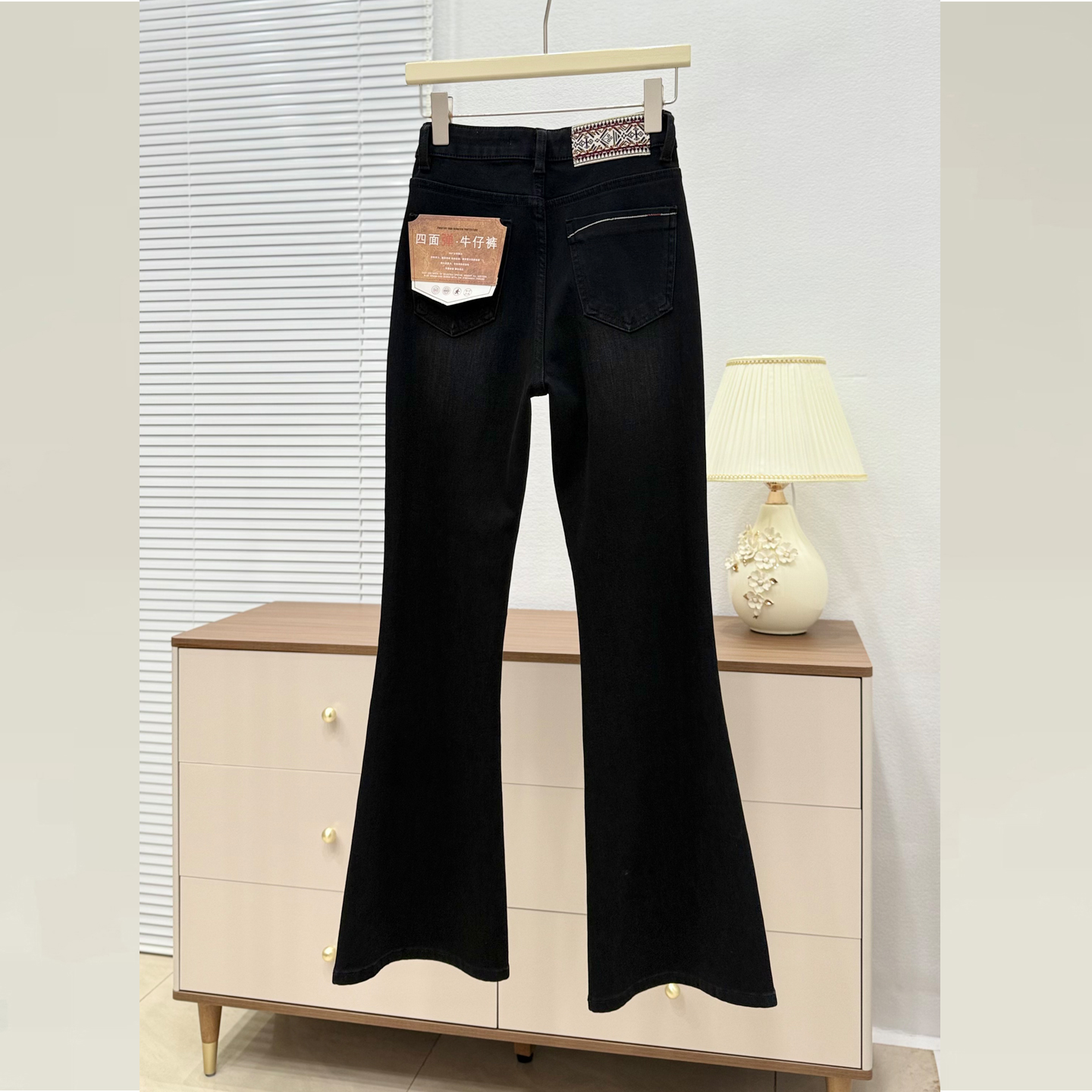 黑色微喇裤女士牛仔裤