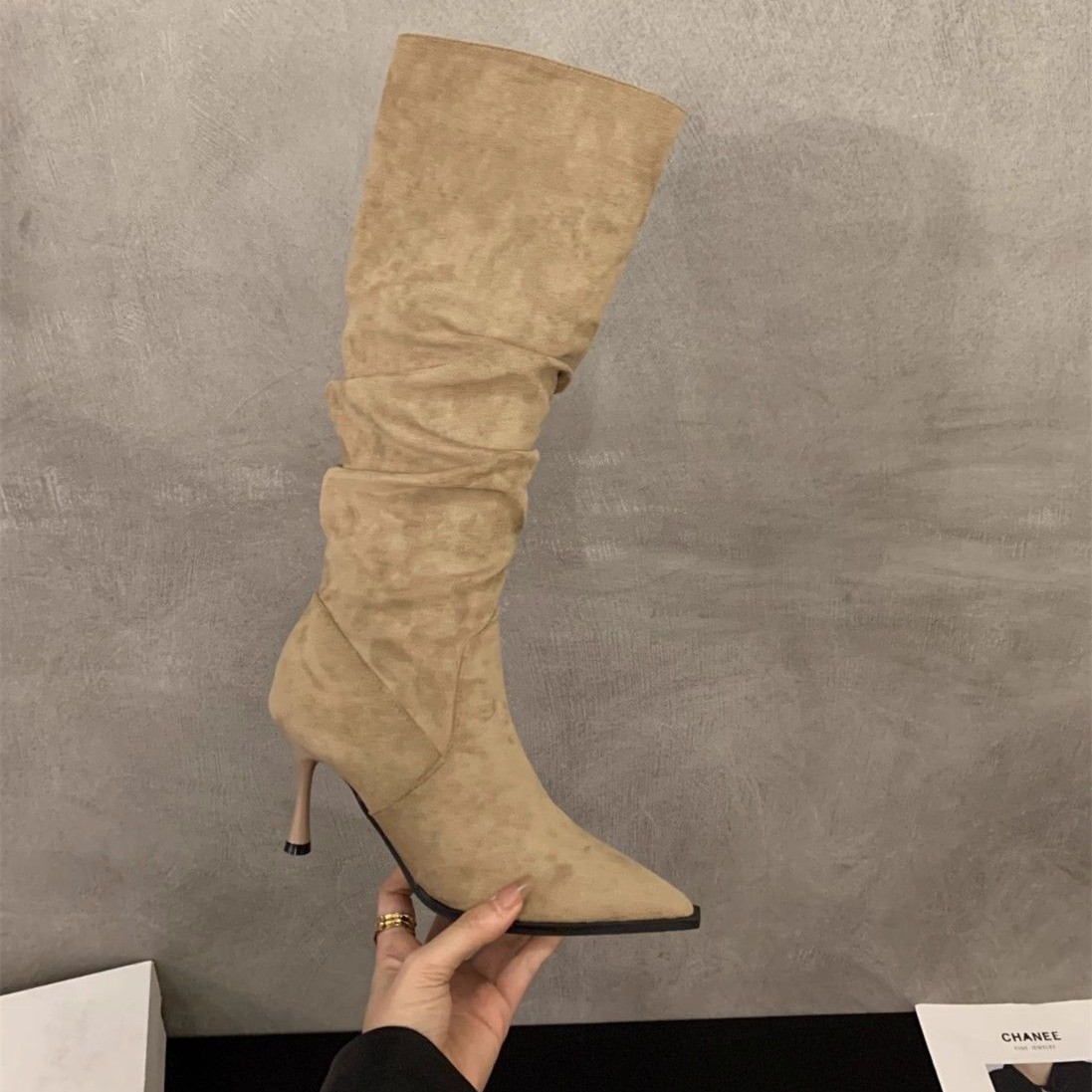 高跟尖头卡其色绒面堆堆长靴女鞋秋冬季新款加绒瘦瘦长筒骑士靴子