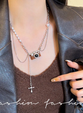 Retro brown camera fringe light luxury pearl hoodie necklace
