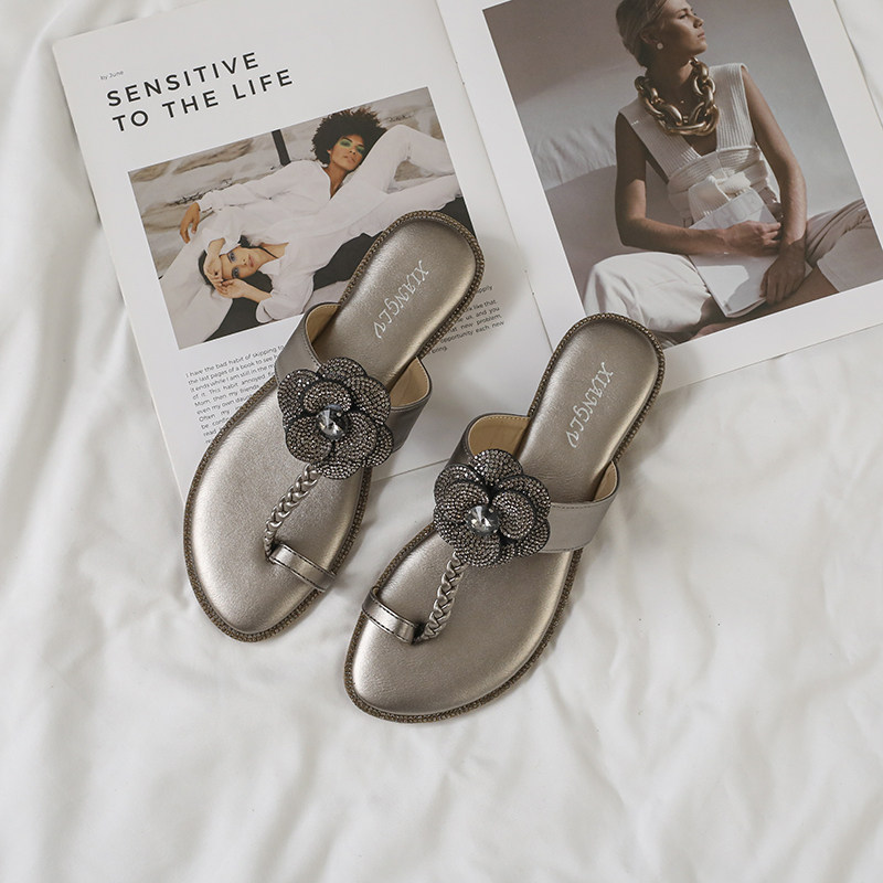 水钻花朵夹趾拖鞋女夏外穿度假风沙滩凉拖编织银色舒适轻便平底鞋