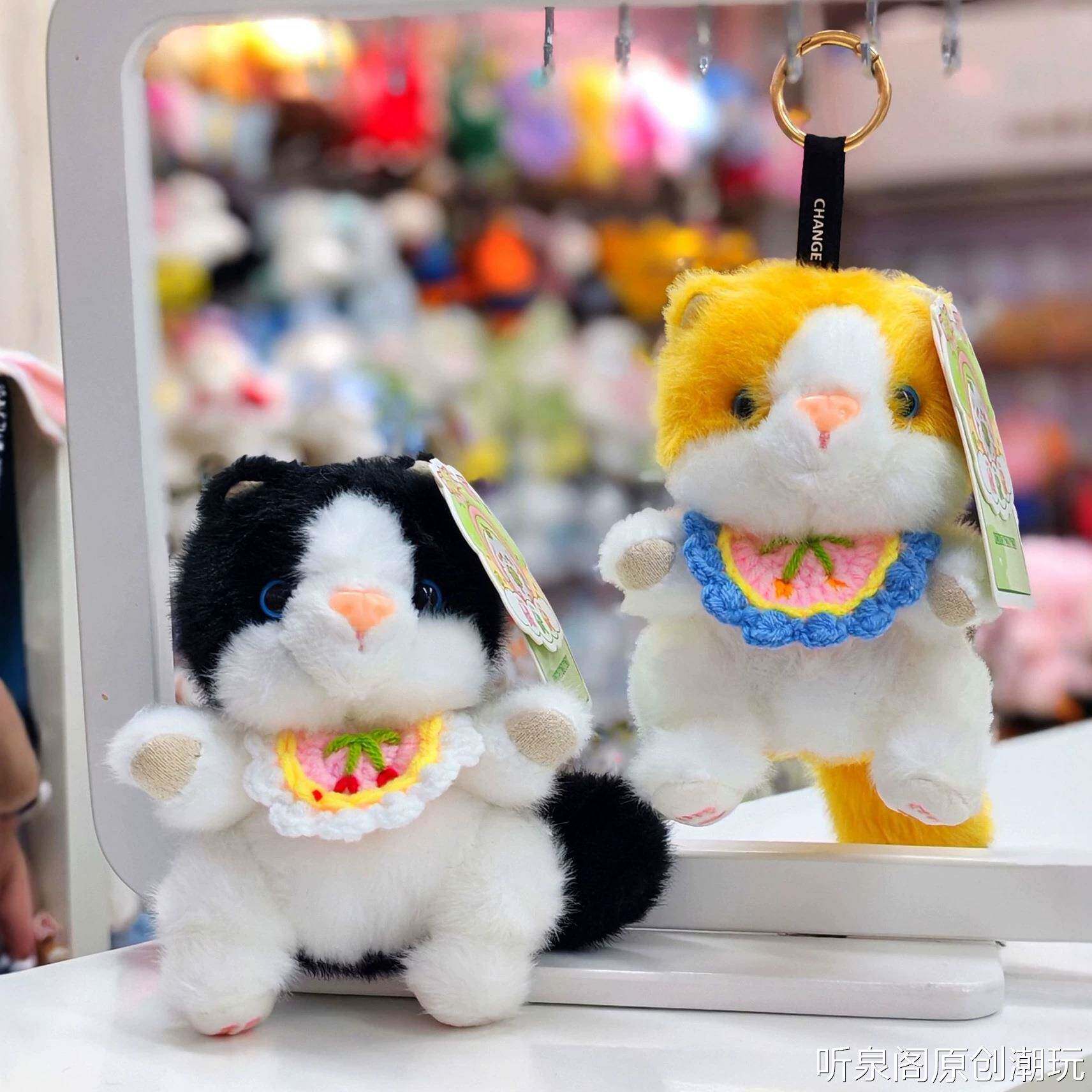 可爱围兜小猫坐姿挂件猫玩偶儿童毛绒玩具包挂小动物安抚娃娃公仔